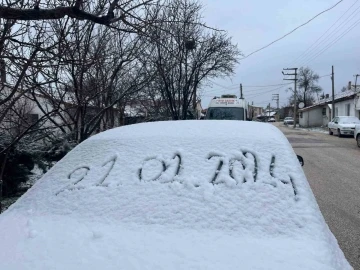 Eskişehir güne karla uyandı
