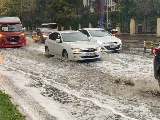 Eskişehir güne yağmurla uyandı
