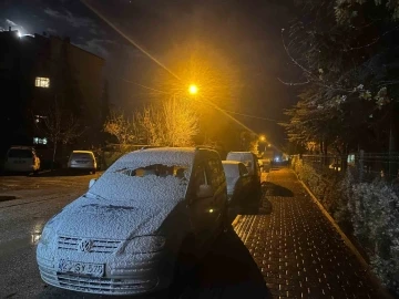 Eskişehir il merkezine mevsimin ilk karı düştü
