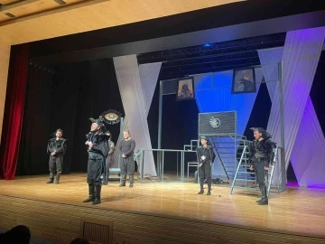 Eskişehir Sui Generis Tiyatro, yeni sezon tiyatro oyunu ‘Kargalar’ prömiyer yaptı
