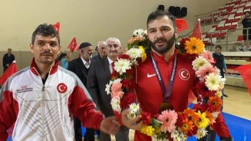 Eskişehirli milli güreşçi Muhammet Akdeniz minderden gümüş madalya ile ayrıldı
