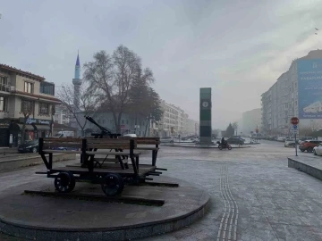 Eskişehirliler güne puslu hava ile uyandı
