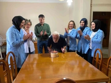Evde bakım hizmetleri ekibinden 65 yaşındaki Gürsoy’a sürpriz doğum günü
