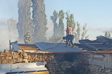 Evde çıkan yangın başka bir ev ve iki ahıra sıçradı