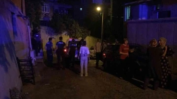 Evini yakmak istedi, içeriden güçlükle çıkarıldı
