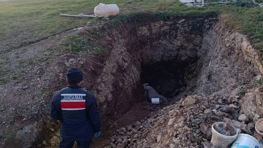 Evinin bahçesinde kaçak kazı yapan zanlı yakalandı