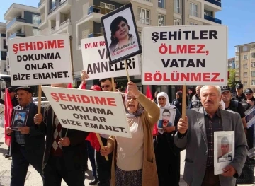 Evlat nöbetindeki anne Nazlı Sancar: “Teröristler yine gerçek yüzünü gösterdi. Gençlerimiz PKK’ya, HDP’ye inanmasınlar&quot;
