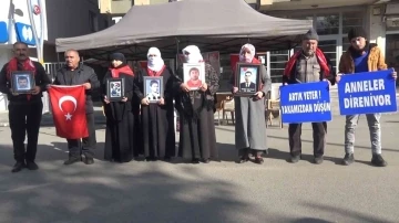 Evlatları için HDP önünde nöbet tutan anne: &quot;Evlatlarımızı HDP’den, PKK’dan istiyoruz&quot;
