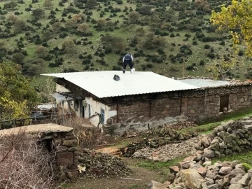 Evlerinin çatısı uçan ailenin imdadına Yunusemre Belediyesi yetişti
