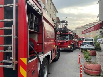 Eyüpsultan’da yangında can pazarı: Mahsur kalan 20 kişi tahliye edildi, 4 kişi dumandan etkilendi
