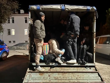 Ezine’de 64 kaçak göçmen ile 4 organizatör yakalandı
