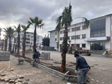 Ezine’de Gazi İlkokulu ve Gazi Ortaokulu’nda çocuk oyun alanları ve çevre düzenlemesi yapılıyor
