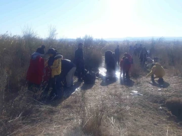 Ezine’de jandarma iki kamyonet içinde 92 kaçak göçmen ile 1 organizatör yakalandı
