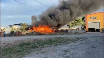 Fabrikanın bahçesinde depolanan ahşap malzemeler kül oldu
