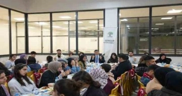 Fadıloğlu, öğrencilerle iftar açtı