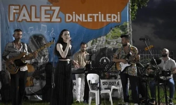 Falezlerde müzik ziyafeti devam ediyor