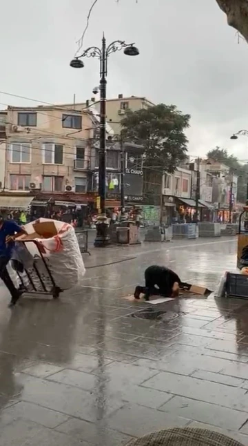 Fatih’te bir vatandaş sağanak yağmur altında namaz kıldı
