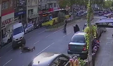 Fatih’te elektrikli scooter ile minibüs çarpıştı, kaza anları kamerada
