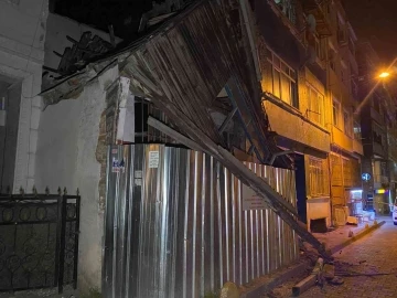 Fatih’te iki katlı ahşap bina çöktü, mahalle sakinleri korku dolu anlar yaşadı
