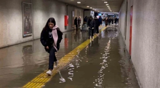 Fatih’te Metro’nun yaya alt geçidini su bastı: Vatandaş su içinde yürümek zorunda kaldı
