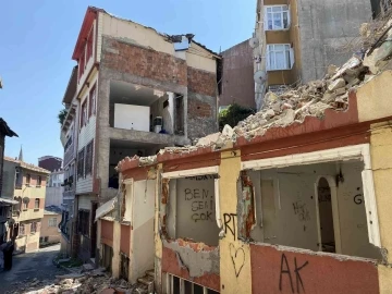 Fatih’te yıkılan binanın bitişiğindeki 3 daire duvarsız kaldı
