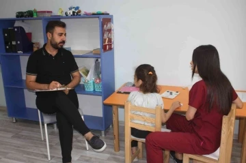 Fedakar dede, Türkiye’nin en iyi otizm profesörlerinden biriyle sözleşme imzaladı
