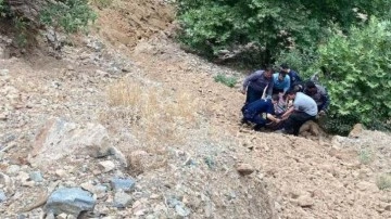 Feke&rsquo;de otomobil uçuruma düştü: 2 yaralı