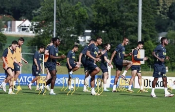 Fenerbahçe, günü çift antrenmanla tamamladı
