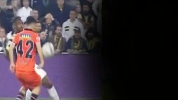 Fenerbahçe penaltı bekledi! Hakem devam ettirdi