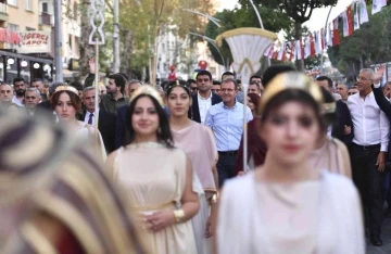 Festivalin kortej yürüyüşü ilçeye renk kattı
