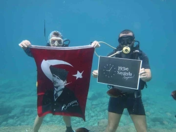 Fethiye’de dalgıçlar Atatürk’ü 10 metre derinlikte Türk bayrağı açarak andı
