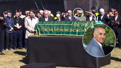 FETÖ’nün cenaze töreninde dikkat çeken kare! Fotoğraflardaki kişi Adil Öksüz mü?