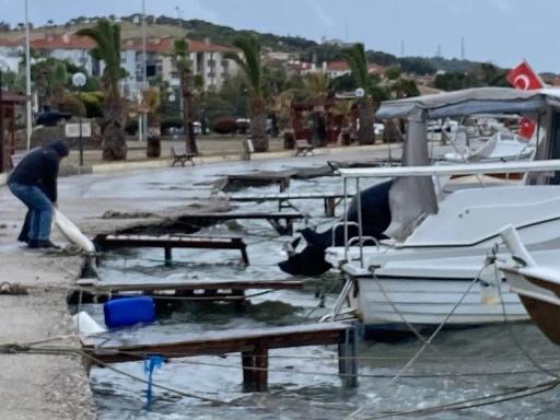 Fırtına Ayvalık’ı vurdu
