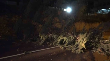 Fırtına Bursa’yı yıktı geçti...Otobüsün üzerine uçan çatı 2 yolcuyu yaraladı
