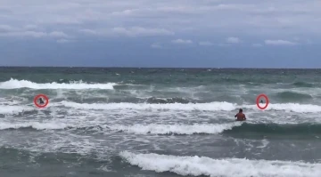 Fırtınada denize giren 2 kişi yürekleri ağza getirdi
