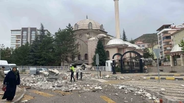 Fırtınaya dayanamayan cami minaresi yıkıldı
