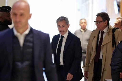 Fransa Cumhurbaşkanı Sarkozy’nin Libya’dan yasa dışı finansman sağladığı iddiasıyla yargılandığı dava başladı
