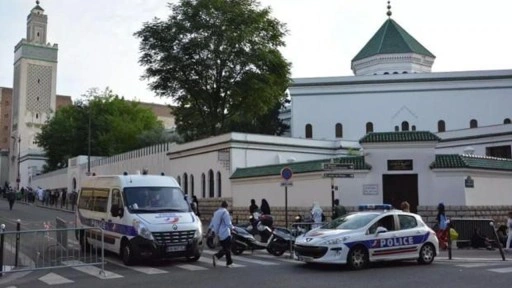 Fransa'da alçak saldırı: Cami kapısına domuz kafası çizildi