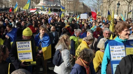 Fransa’da Ukrayna-Rusya savaşının yıldönümü öncesi binlerce kişi sokağa indi
