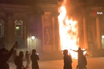 Fransa’da Bordeaux Belediye binası ateşe verildi