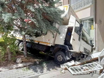 Freni arızalanan nakliye kamyonunun bina boşluğuna düşüş anı kamerada
