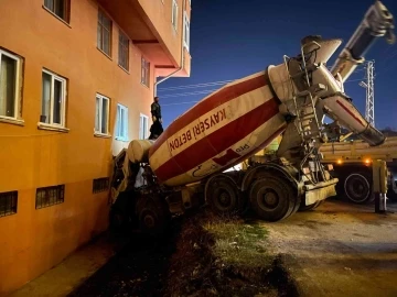 Freni boşalan beton mikseri binaya girdi
