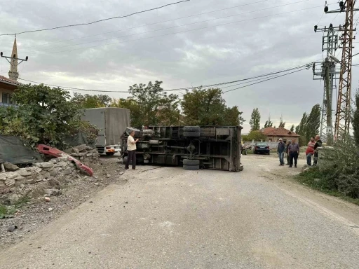 Freni boşalan kamyon duvara vurarak durabildi
