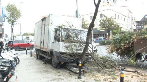 Freni boşalan kamyon kaldırıma girdi; o anlar kamerada
