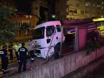 Freni boşalan tanker otobüs durağına daldı
