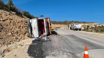 Frenleri ısınan sondaj kamyonu devrildi: 1 yaralı
