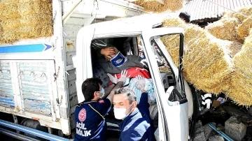 Frenleri patlayan saman yüklü kamyonet bahçe duvarına çarparak durdu
