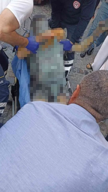 Galata’da dehşet anları kamerada: Oraklı genç tinerle kendini yaktı
