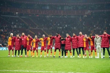 Galatasaraylı futbolcular liderliği taraftarla kutladı
