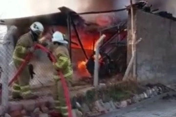 Garajda çıkan yangında traktör ve minibüs küle döndü